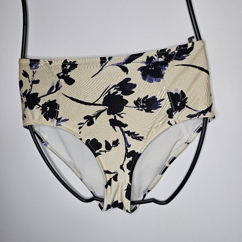 Athleta Floral Bikini Bottoms – Size S
Chic and sporty, these Athleta bikini